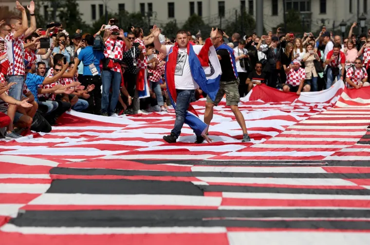 HRVATSKI NAVIJAČI USRED MOSKVE RAZVILI NAJVEĆU NAVIJAČKU ZASTAVU: Prizori iz srca Rusije su spektakularni!