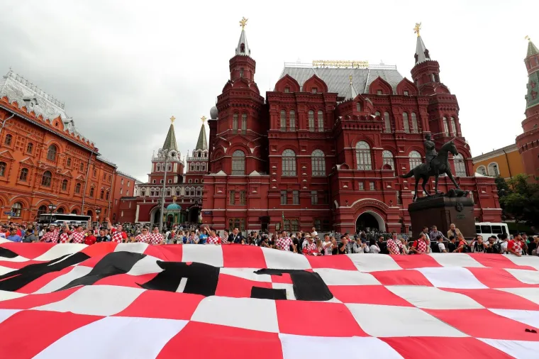 HRVATSKI NAVIJAČI USRED MOSKVE RAZVILI NAJVEĆU NAVIJAČKU ZASTAVU: Prizori iz srca Rusije su spektakularni!