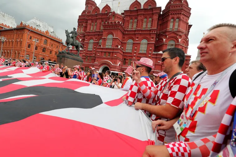 HRVATSKI NAVIJAČI USRED MOSKVE RAZVILI NAJVEĆU NAVIJAČKU ZASTAVU: Prizori iz srca Rusije su spektakularni!