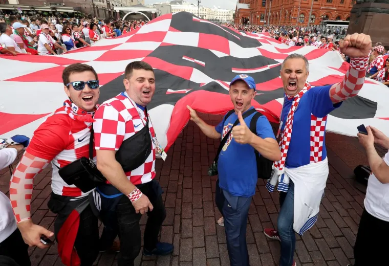 HRVATSKI NAVIJAČI USRED MOSKVE RAZVILI NAJVEĆU NAVIJAČKU ZASTAVU: Prizori iz srca Rusije su spektakularni!