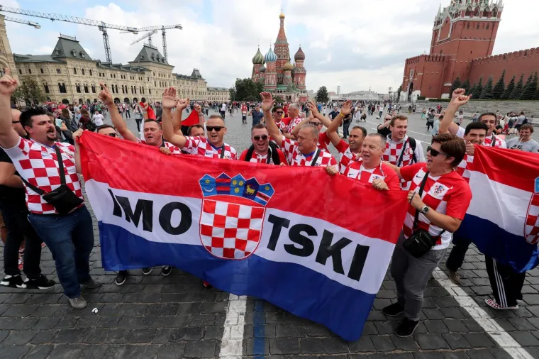 VATRENA ATMOSFERA U MOSKVI: Raspoloženi hrvatski navijači okupirali Crveni trg