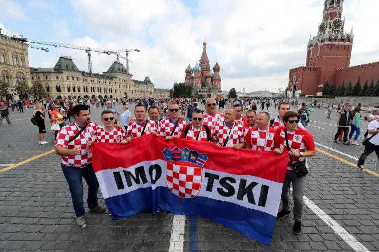 VATRENA ATMOSFERA U MOSKVI: Raspoloženi hrvatski navijači okupirali Crveni trg