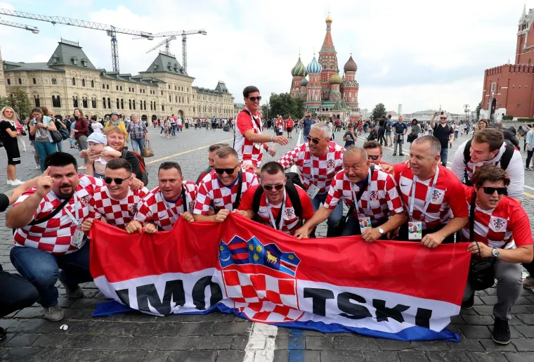 VATRENA ATMOSFERA U MOSKVI: Raspoloženi hrvatski navijači okupirali Crveni trg