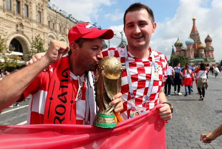 VATRENA ATMOSFERA U MOSKVI: Raspoloženi hrvatski navijači okupirali Crveni trg