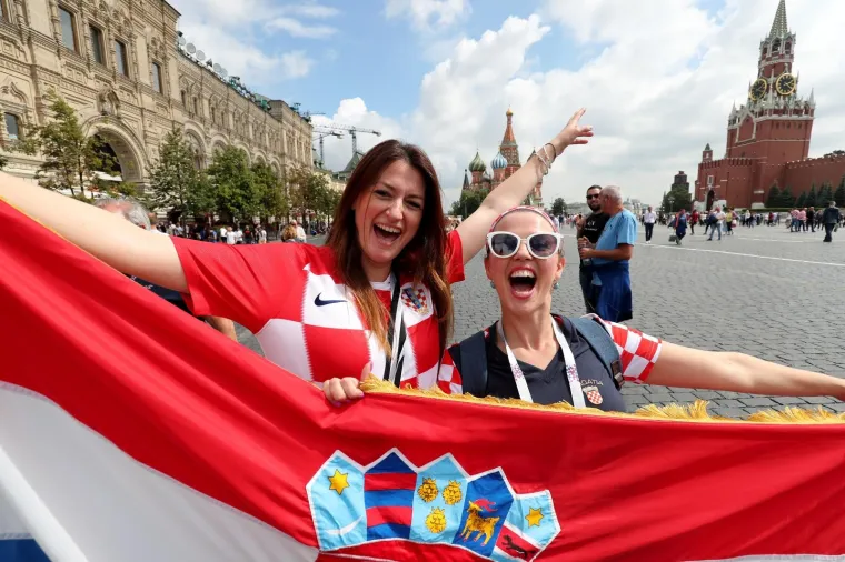 VATRENA ATMOSFERA U MOSKVI: Raspoloženi hrvatski navijači okupirali Crveni trg