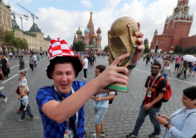 VATRENA ATMOSFERA U MOSKVI: Raspoloženi hrvatski navijači okupirali Crveni trg