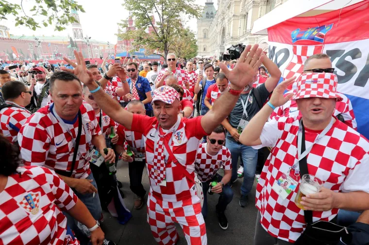VATRENA ATMOSFERA U MOSKVI: Raspoloženi hrvatski navijači okupirali Crveni trg
