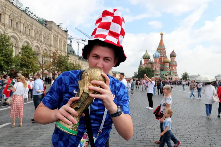 VATRENA ATMOSFERA U MOSKVI: Raspoloženi hrvatski navijači okupirali Crveni trg