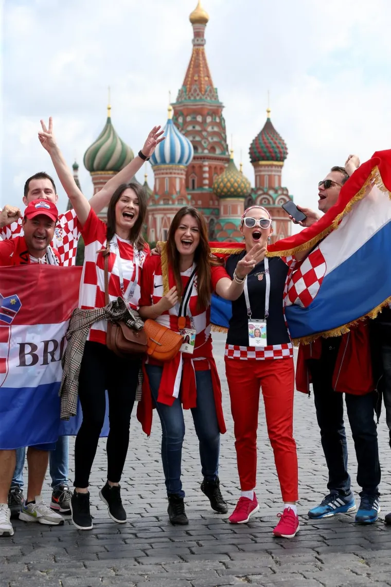 VATRENA ATMOSFERA U MOSKVI: Raspoloženi hrvatski navijači okupirali Crveni trg