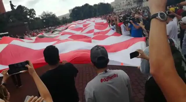 Najveća navijačka zastava stigla u Moskvu