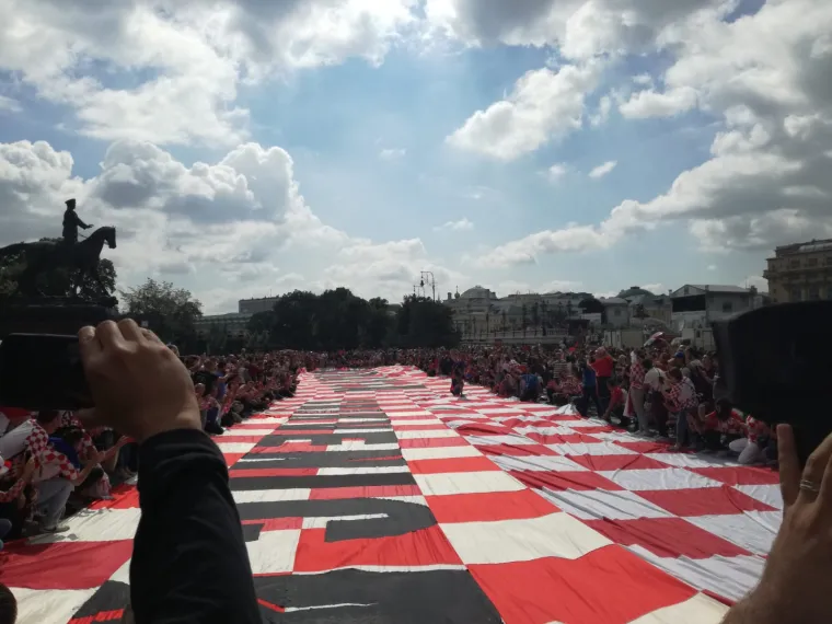Najveća navijačka zastava stigla u Moskvu