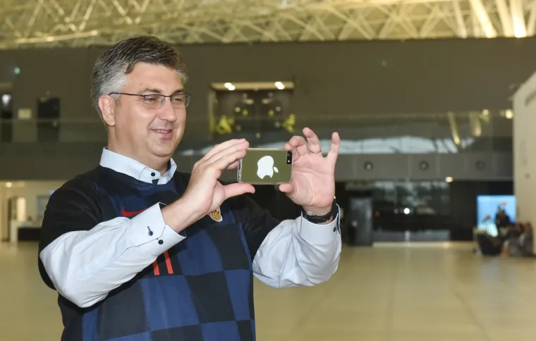 Plačemo! Zabunila se i tražila od Plenkovića da je fotka s Jandrokovićem, misleći da je on premijer