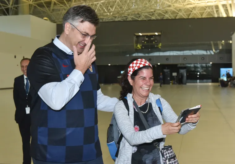 Plačemo! Zabunila se i tražila od Plenkovića da je fotka s Jandrokovićem, misleći da je on premijer