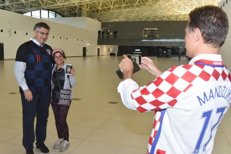 Plačemo! Zabunila se i tražila od Plenkovića da je fotka s Jandrokovićem, misleći da je on premijer