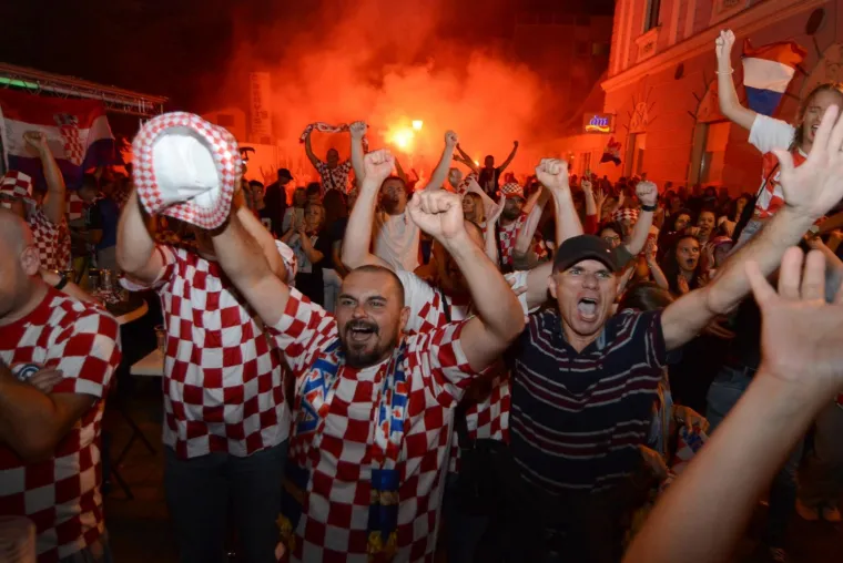 Deseci tisuća ljudi diljem Hrvatske slave ulazak Hrvatske u finale Svjetskog nogometnog prvenstva. Ori se pjesma, gore baklje, svi su noćas uz Vatrene
