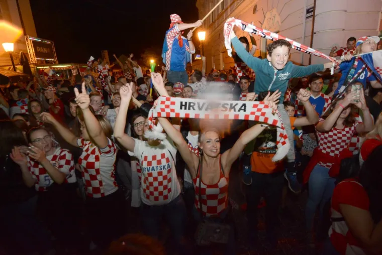 Deseci tisuća ljudi diljem Hrvatske slave ulazak Hrvatske u finale Svjetskog nogometnog prvenstva. Ori se pjesma, gore baklje, svi su noćas uz Vatrene