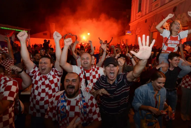 Deseci tisuća ljudi diljem Hrvatske slavi ulazak Hrvatske u finale Svjetskog nogometnog prvenstva