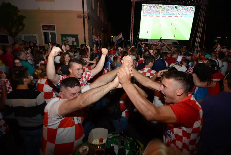 Deseci tisuća ljudi diljem Hrvatske slave ulazak Hrvatske u finale Svjetskog nogometnog prvenstva. Ori se pjesma, gore baklje, svi su noćas uz Vatrene