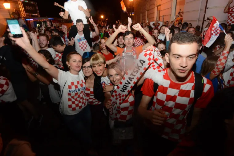 Deseci tisuća ljudi diljem Hrvatske slave ulazak Hrvatske u finale Svjetskog nogometnog prvenstva. Ori se pjesma, gore baklje, svi su noćas uz Vatrene