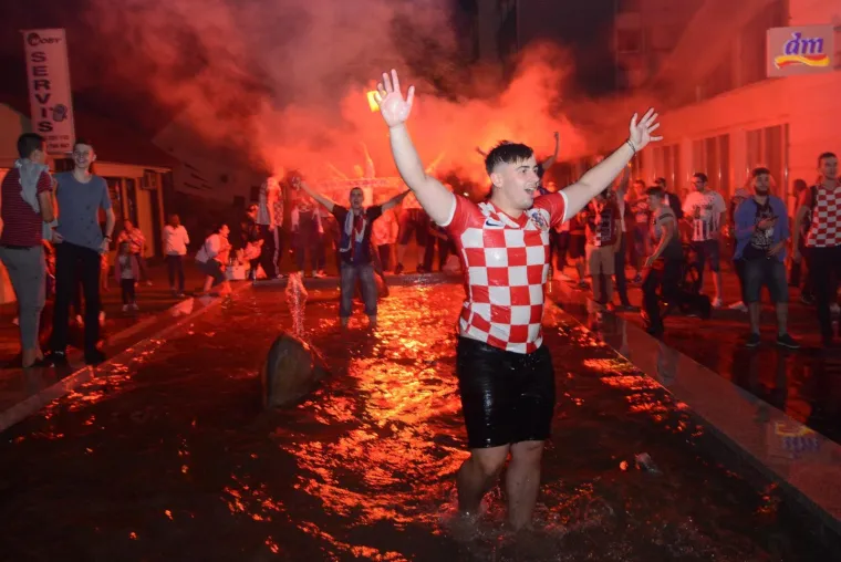 Deseci tisuća ljudi diljem Hrvatske slave ulazak Hrvatske u finale Svjetskog nogometnog prvenstva. Ori se pjesma, gore baklje, svi su noćas uz Vatrene