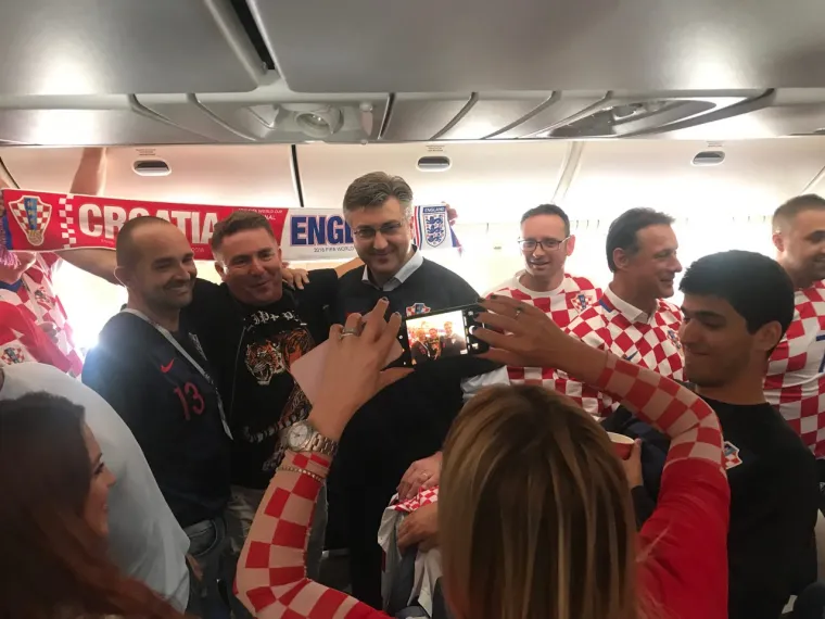 Andrej Plenković i Gordan Jandroković 'u zraku' i dobrom raspoloženju s navijačima