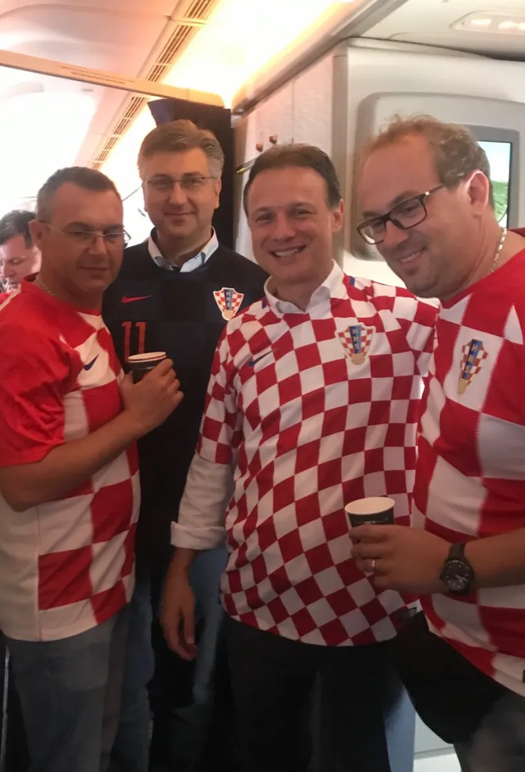 Andrej Plenković i Gordan Jandroković 'u zraku' i dobrom raspoloženju s navijačima