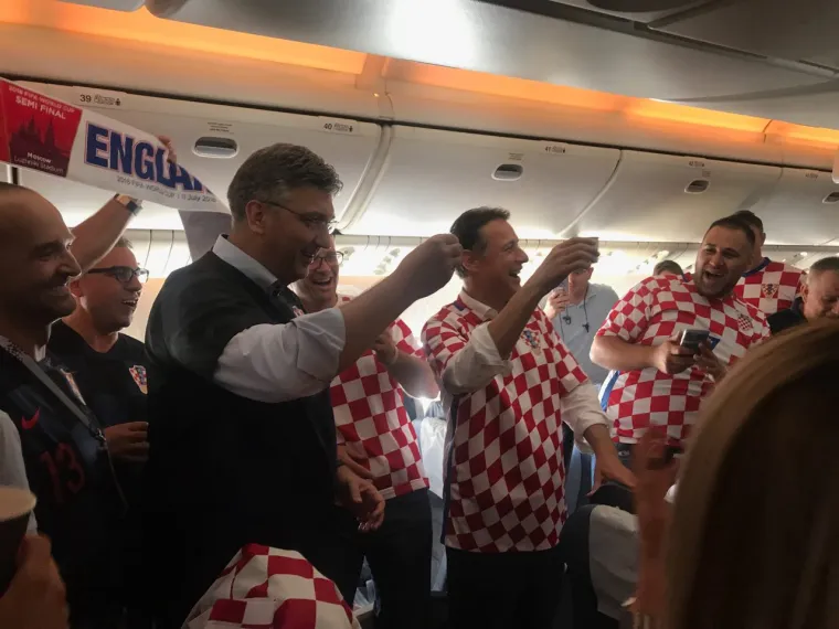 Andrej Plenković i Gordan Jandroković 'u zraku' i dobrom raspoloženju s navijačima