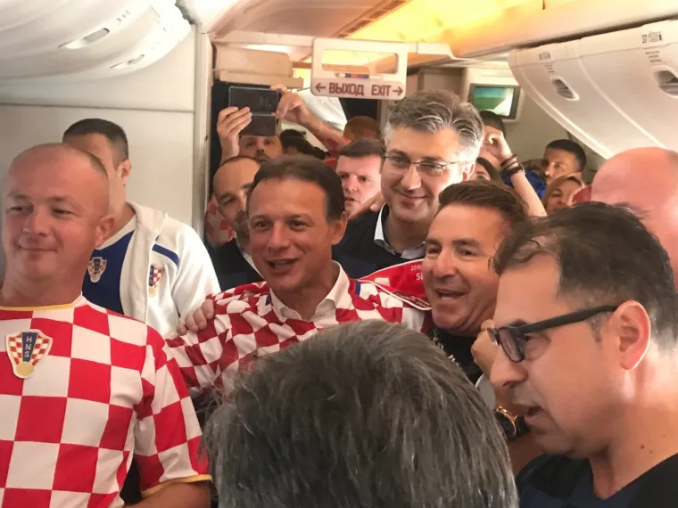 Andrej Plenković i Gordan Jandroković 'u zraku' i dobrom raspoloženju s navijačima