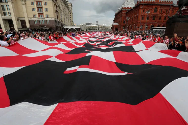 Skupina navijača koja prati Vatrene od početka prvenstva stigla je u Moskvu. Sa sobom su donijeli prepoznatljivu zastavu. Navijači su, već tradicionalno, počeli razvlačiti zastavu preko Crvenog trga no u tome ih je spriječila ruska policija. 
Nakon &scaron;to su iskoristili sva sredstva za nagovaranje policajaca da im nakratko dopuste razvijanje zastave navijači su izvukli posebnog asa iz rukava.