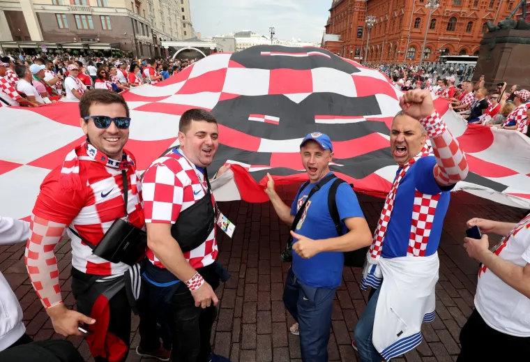 Skupina navijača koja prati Vatrene od početka prvenstva stigla je u Moskvu. Sa sobom su donijeli prepoznatljivu zastavu. Navijači su, već tradicionalno, počeli razvlačiti zastavu preko Crvenog trga no u tome ih je spriječila ruska policija. 
Nakon &scaron;to su iskoristili sva sredstva za nagovaranje policajaca da im nakratko dopuste razvijanje zastave navijači su izvukli posebnog asa iz rukava.