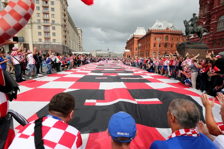 Skupina navijača koja prati Vatrene od početka prvenstva stigla je u Moskvu. Sa sobom su donijeli prepoznatljivu zastavu. Navijači su, već tradicionalno, počeli razvlačiti zastavu preko Crvenog trga no u tome ih je spriječila ruska policija. 
Nakon &scaron;to su iskoristili sva sredstva za nagovaranje policajaca da im nakratko dopuste razvijanje zastave navijači su izvukli posebnog asa iz rukava.