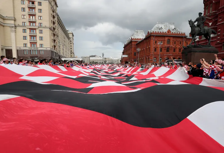 Skupina navijača koja prati Vatrene od početka prvenstva stigla je u Moskvu. Sa sobom su donijeli prepoznatljivu zastavu. Navijači su, već tradicionalno, počeli razvlačiti zastavu preko Crvenog trga no u tome ih je spriječila ruska policija. 
Nakon &scaron;to su iskoristili sva sredstva za nagovaranje policajaca da im nakratko dopuste razvijanje zastave navijači su izvukli posebnog asa iz rukava.