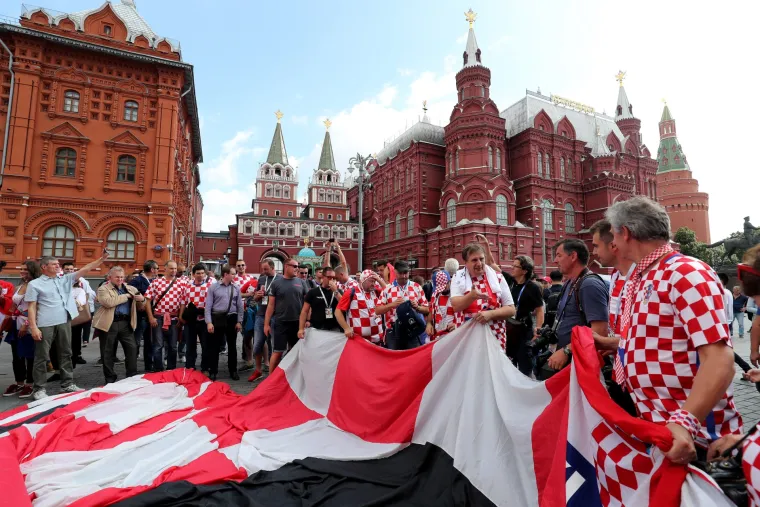 Skupina navijača koja prati Vatrene od početka prvenstva stigla je u Moskvu. Sa sobom su donijeli prepoznatljivu zastavu. Navijači su, već tradicionalno, počeli razvlačiti zastavu preko Crvenog trga no u tome ih je spriječila ruska policija. 
Nakon &scaron;to su iskoristili sva sredstva za nagovaranje policajaca da im nakratko dopuste razvijanje zastave navijači su izvukli posebnog asa iz rukava.