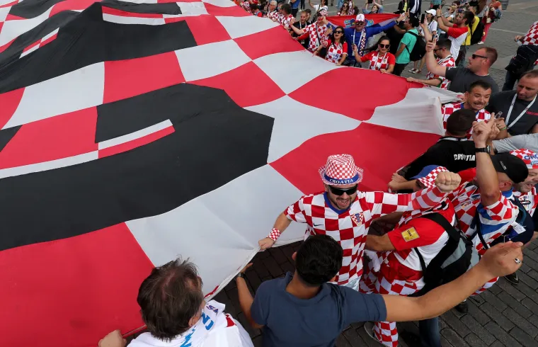 Skupina navijača koja prati Vatrene od početka prvenstva stigla je u Moskvu. Sa sobom su donijeli prepoznatljivu zastavu. Navijači su, već tradicionalno, počeli razvlačiti zastavu preko Crvenog trga no u tome ih je spriječila ruska policija. 
Nakon &scaron;to su iskoristili sva sredstva za nagovaranje policajaca da im nakratko dopuste razvijanje zastave navijači su izvukli posebnog asa iz rukava.