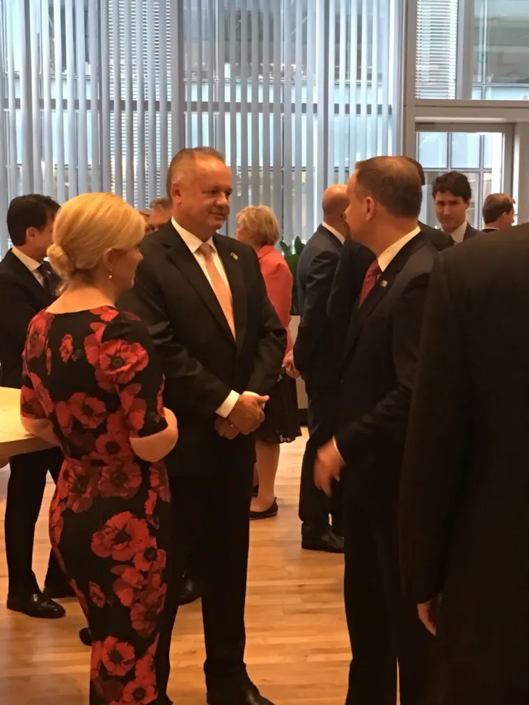 Predsjednica otputovala na dvodnevni summit: Poklonila hrvatske dresove visokim dužnosnicima