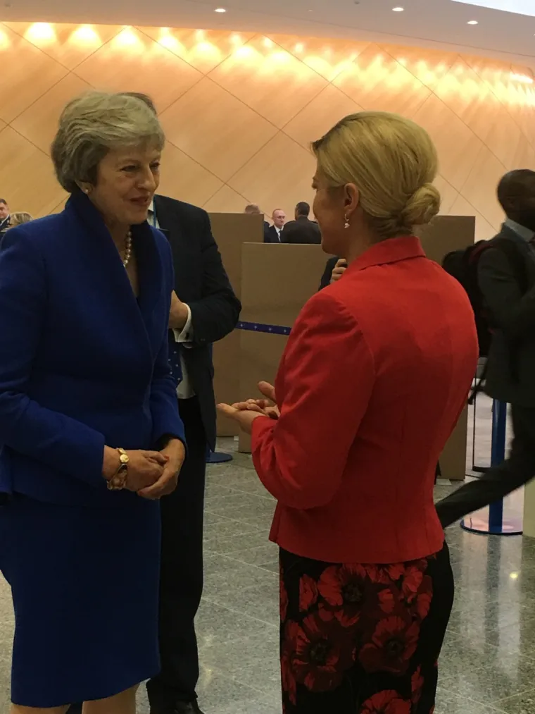 Predsjednica otputovala na dvodnevni summit: Poklonila hrvatske dresove visokim dužnosnicima