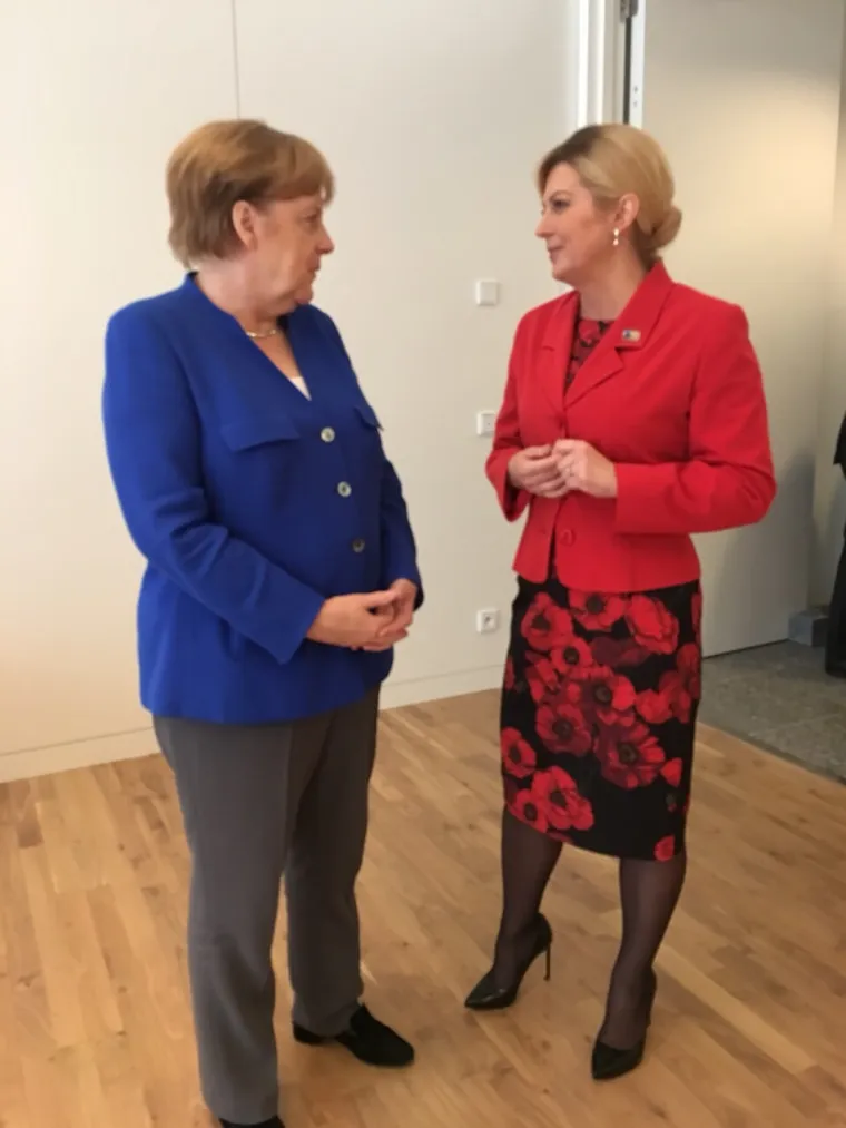 Predsjednica otputovala na dvodnevni summit: Poklonila hrvatske dresove visokim dužnosnicima