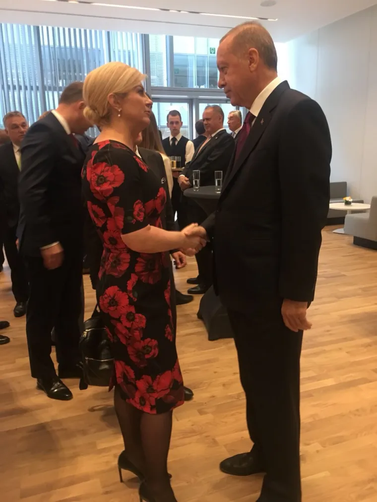 Predsjednica otputovala na dvodnevni summit: Poklonila hrvatske dresove visokim dužnosnicima