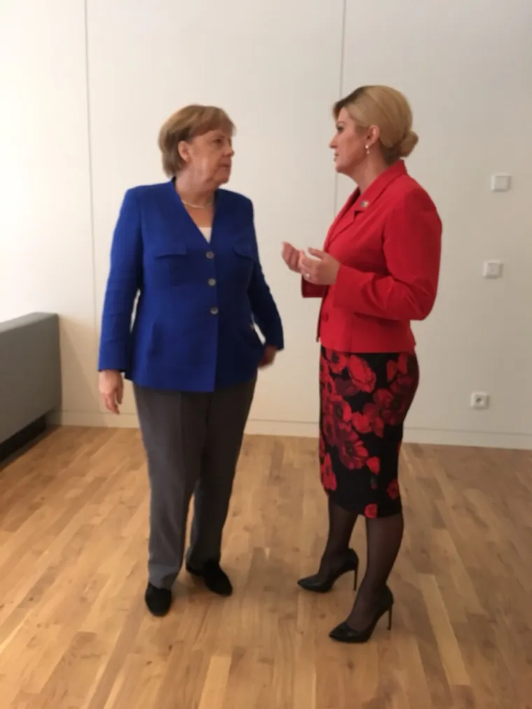 Predsjednica otputovala na dvodnevni summit: Poklonila hrvatske dresove visokim dužnosnicima