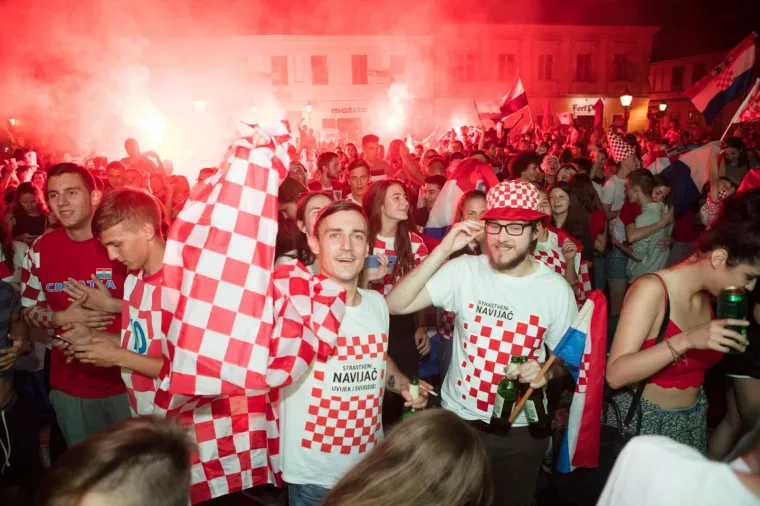 Deseci tisuća ljudi diljem Hrvatske slave ulazak Hrvatske u finale Svjetskog nogometnog prvenstva. Ori se pjesma, gore baklje, svi su noćas uz Vatrene