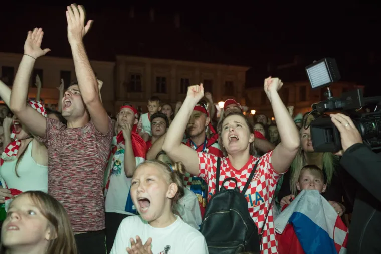 Deseci tisuća ljudi diljem Hrvatske slave ulazak Hrvatske u finale Svjetskog nogometnog prvenstva. Ori se pjesma, gore baklje, svi su noćas uz Vatrene