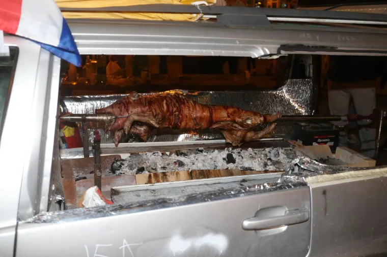 Navijači u Zagrebu okrenuli janje u automobilu