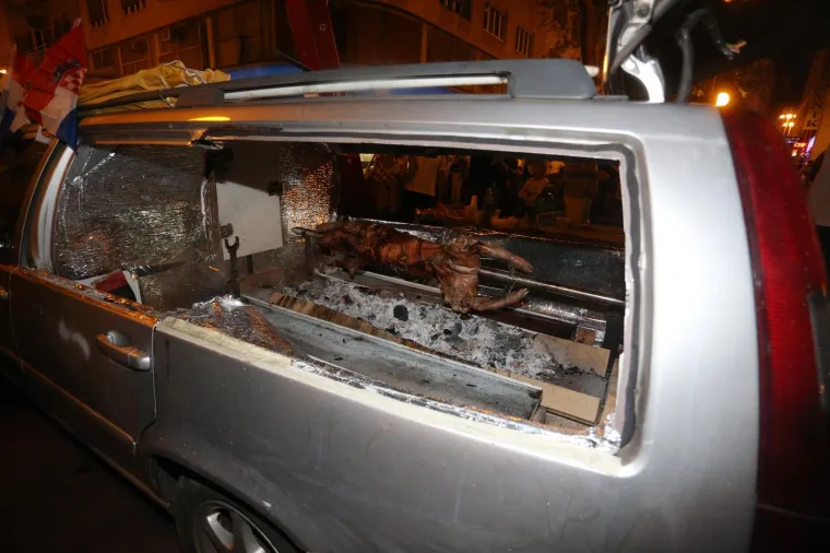 Navijači u Zagrebu okrenuli janje u automobilu