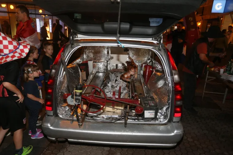 Navijači u Zagrebu okrenuli janje u automobilu