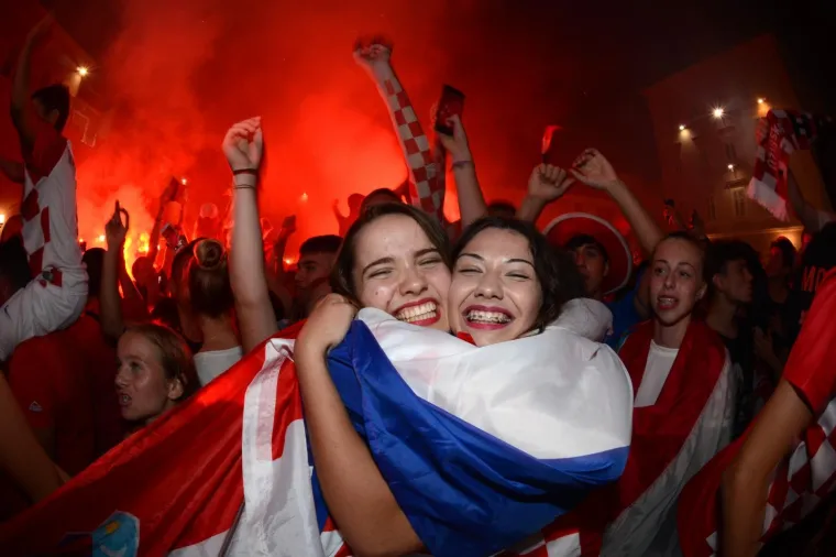 Deseci tisuća ljudi diljem Hrvatske slave ulazak Hrvatske u finale Svjetskog nogometnog prvenstva. Ori se pjesma, gore baklje, svi su noćas uz Vatrene