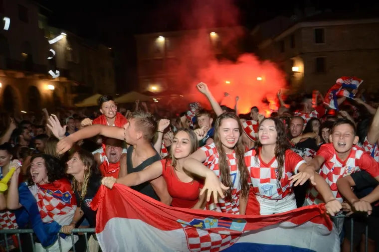 Deseci tisuća ljudi diljem Hrvatske slave ulazak Hrvatske u finale Svjetskog nogometnog prvenstva. Ori se pjesma, gore baklje, svi su noćas uz Vatrene