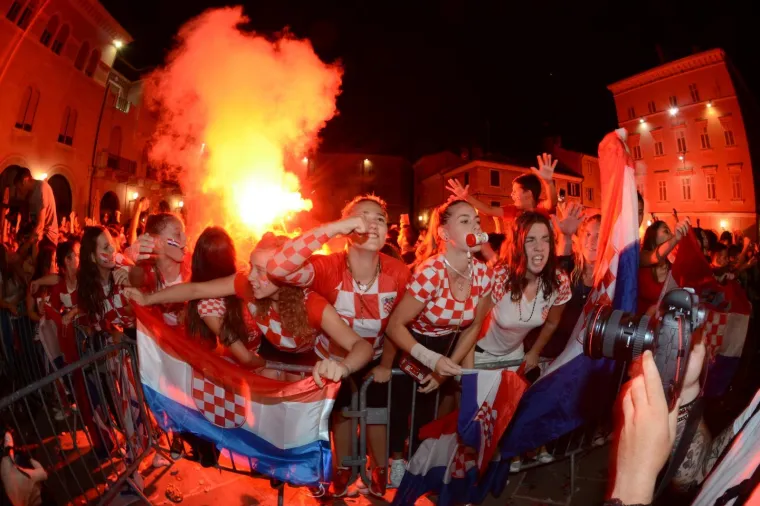 Deseci tisuća ljudi diljem Hrvatske slave ulazak Hrvatske u finale Svjetskog nogometnog prvenstva. Ori se pjesma, gore baklje, svi su noćas uz Vatrene