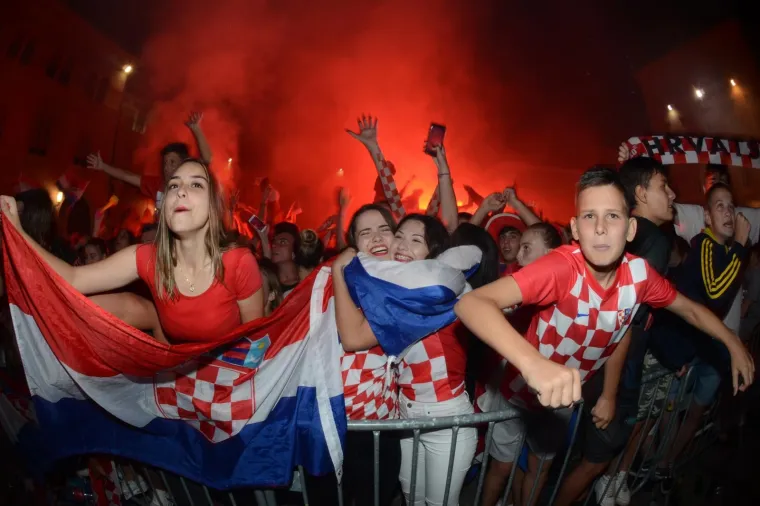 Deseci tisuća ljudi diljem Hrvatske slave ulazak Hrvatske u finale Svjetskog nogometnog prvenstva. Ori se pjesma, gore baklje, svi su noćas uz Vatrene