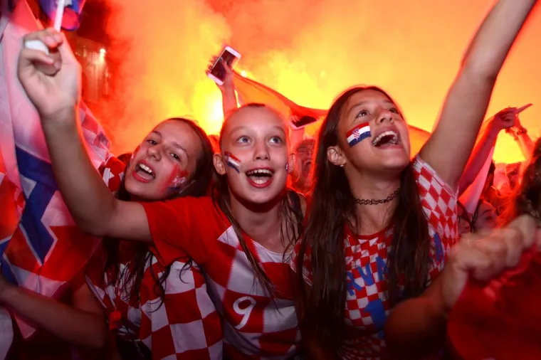 Deseci tisuća ljudi diljem Hrvatske slave ulazak Hrvatske u finale Svjetskog nogometnog prvenstva. Ori se pjesma, gore baklje, svi su noćas uz Vatrene