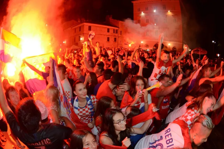 Deseci tisuća ljudi diljem Hrvatske slave ulazak Hrvatske u finale Svjetskog nogometnog prvenstva. Ori se pjesma, gore baklje, svi su noćas uz Vatrene